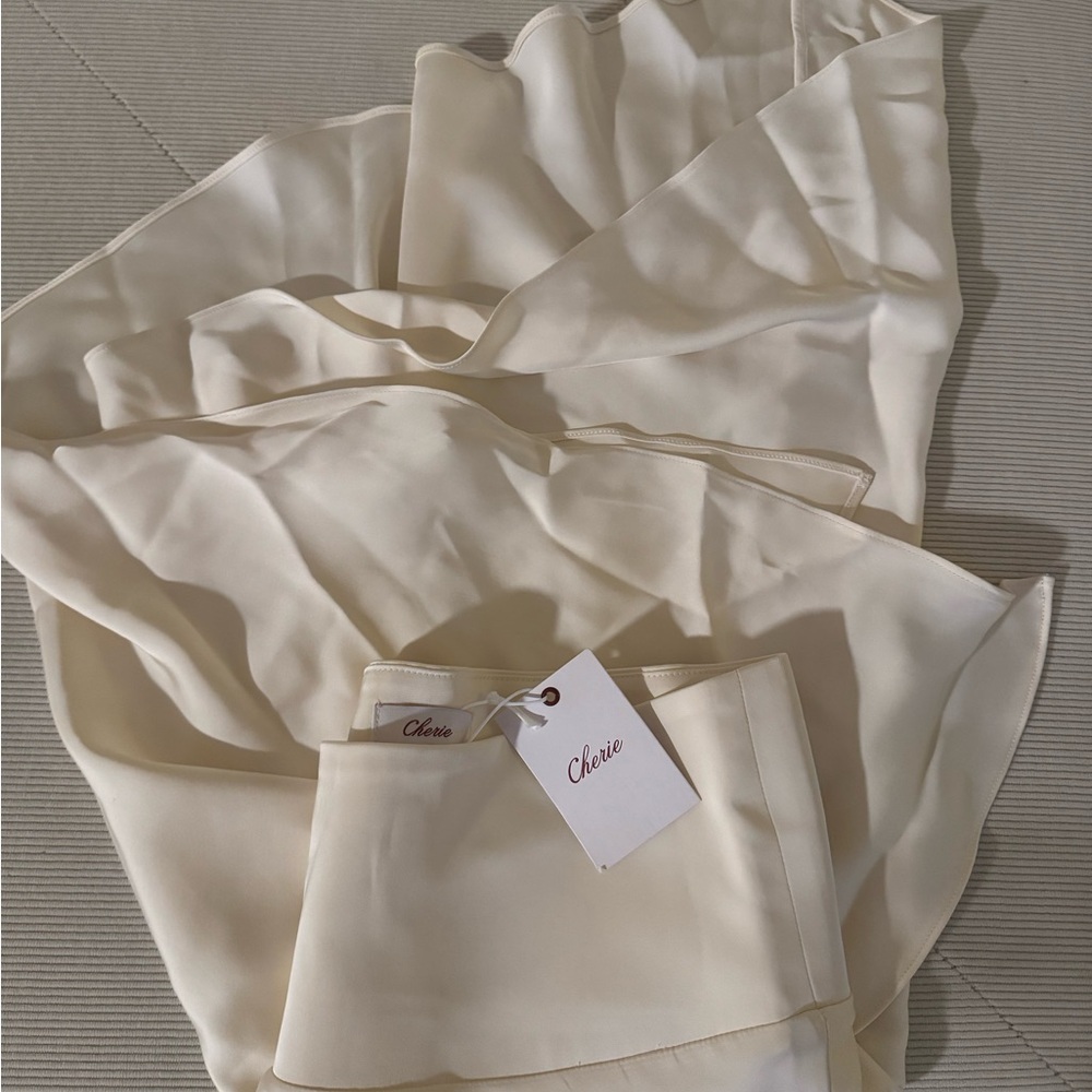 （New with Tag) Cherie Attire Low Waist Ivory 100% silk midi skirt